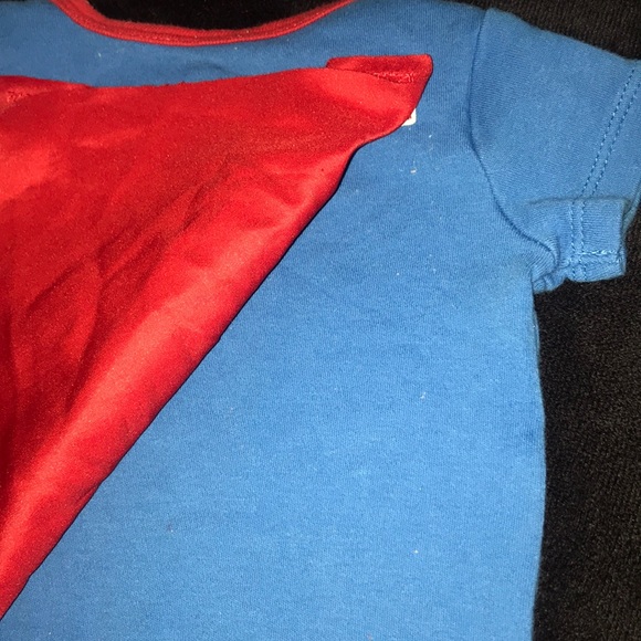 Superman Onsie 0-3 months with cape - Picture 6 of 7